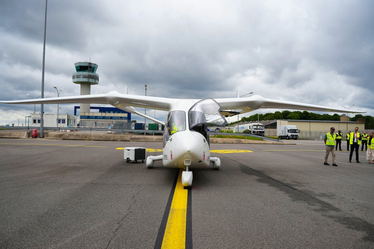L'avion est 100% électrique. L'avion est 100% électrique.