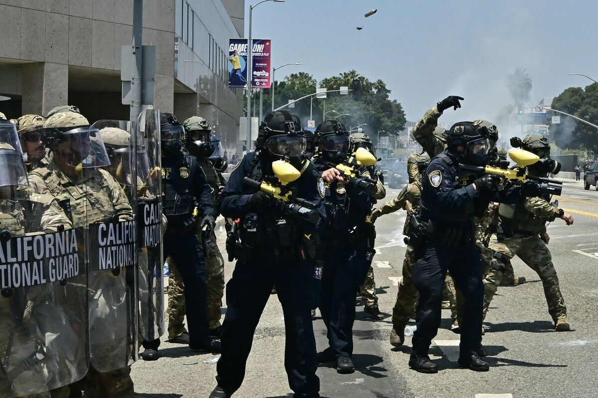 LA Immigration Protests: Clashes Escalate as Newsom Seeks National Guard Pullout