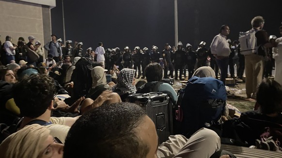 Des manifestants propalestiniens entourés par la police égyptienne.