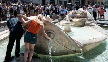 Roma, turisti trovano sollievo dal caldo estivo presso una fontana