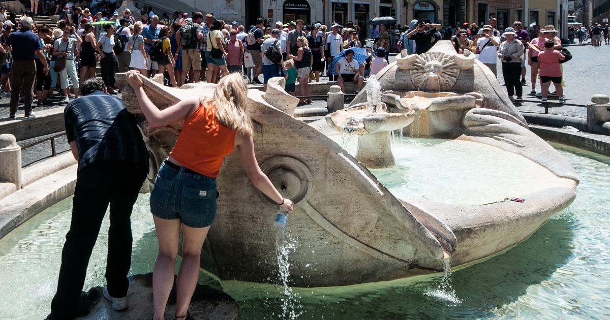 Roma, turisti trovano sollievo dal caldo estivo presso una fontana