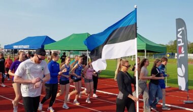 VIDEO JA PILDIGALERII ⟩ Spordisõbrad läbisid Eesti lipu auks Jõhvis Heino Lipu staadionil 530 kilomeetrit