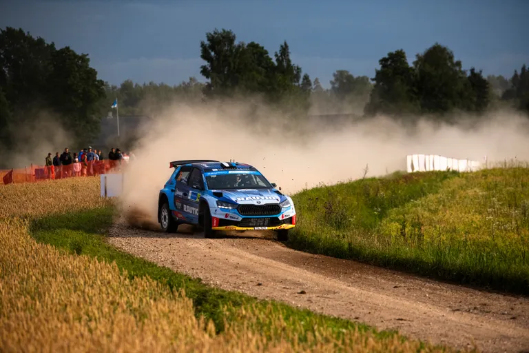 Egon Kaur 2023. aastal Rally Estonial, kaardilugejaks oli Jakko Viilo.