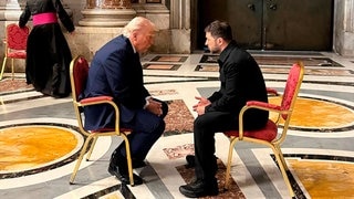 Der ukrainische Präsident Wolodymyr Selenskyj (rechts) und US-Präsident Donald Trump unterhalten sich bei der Beerdigung von Papst Franziskus im Vatikan. Sie sitzen sich allein auf zwei Stühlen gegenüber.