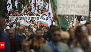 Bulgarian nationalists march against euro currency adoption