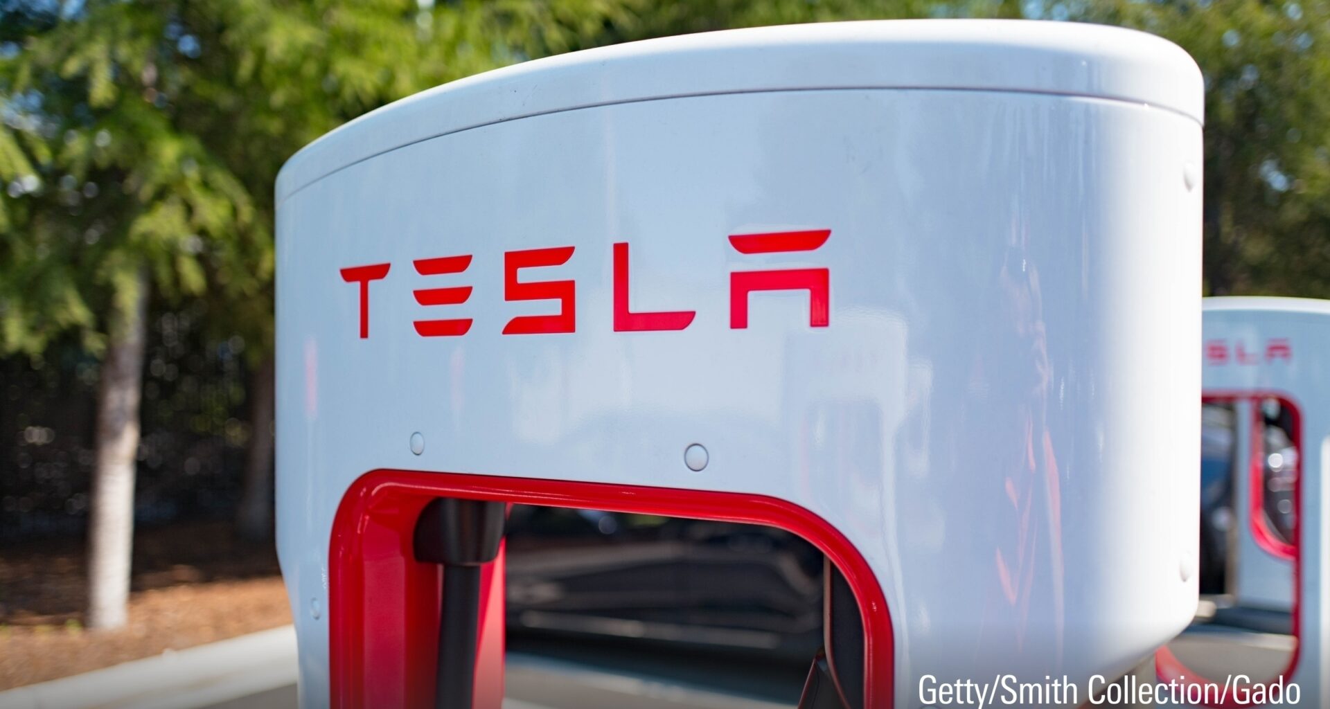 Ladeger&auml;t mit Tesla-Logo an einer Supercharger-Schnellladestation f&uuml;r das Elektrofahrzeugunternehmen Tesla Motors.