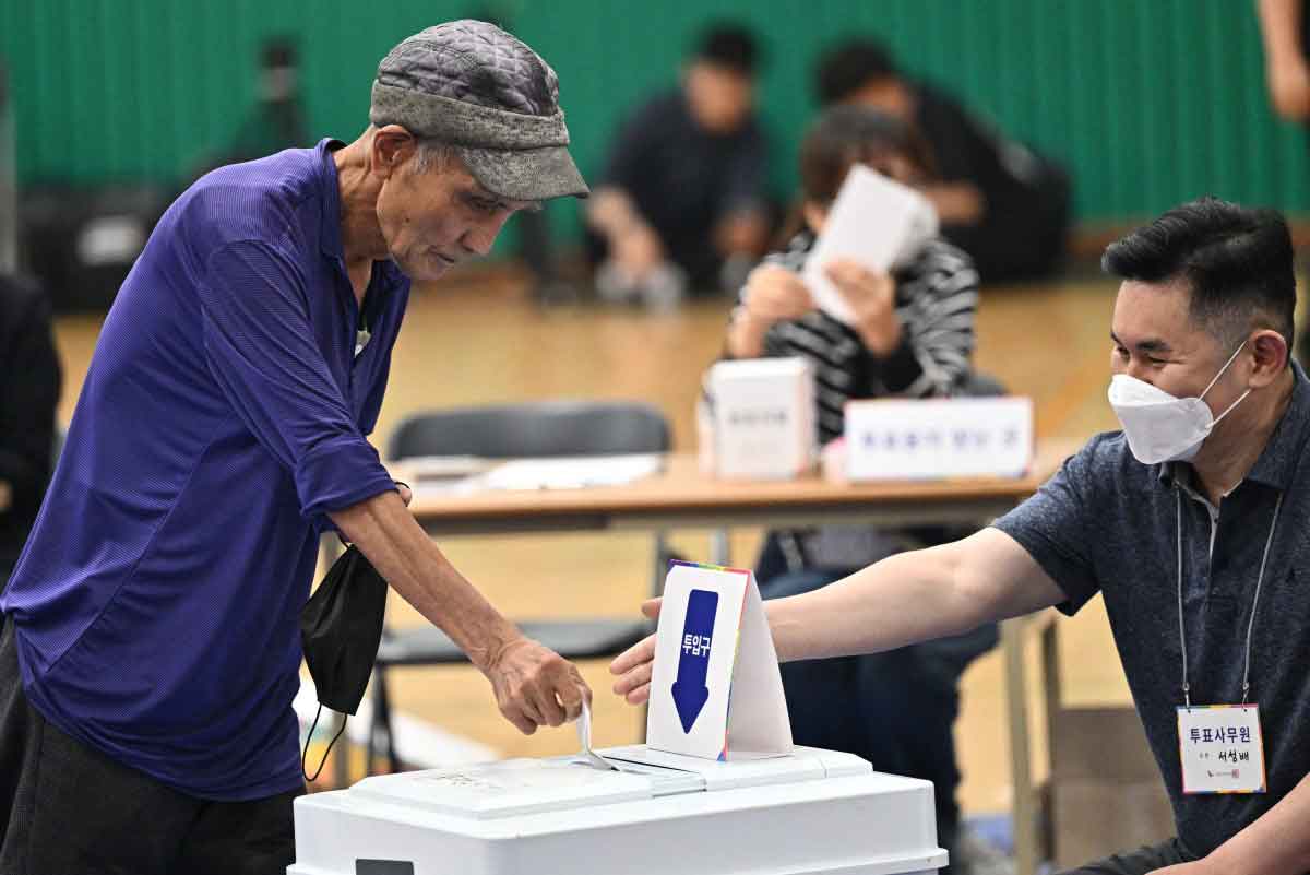 South Korea votes for new leader amid hopes for end to months of political unrest