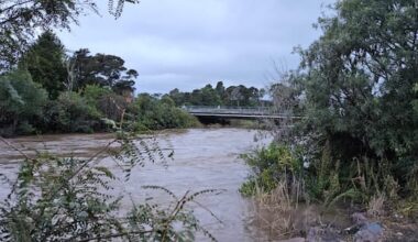 Roof lifts near Wellington, river level peaks near Taupō