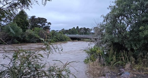 Roof lifts near Wellington, river level peaks near Taupō