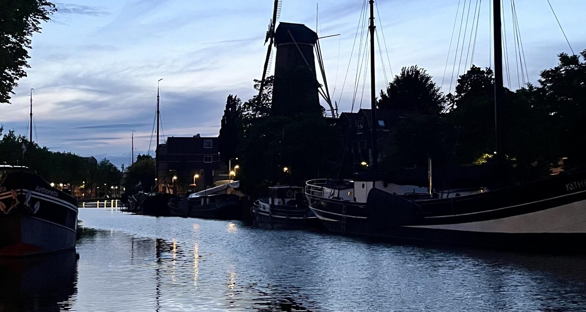 Gouda in de schemering.