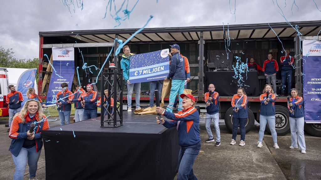 Sponsorloop Roparun betaalt tien jaar lang voor wensambulances in Nederland