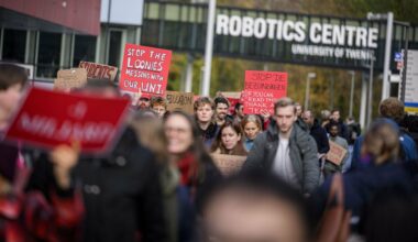 Landelijk onderwijsprotest gaat dinsdag niet door vanwege treinstaking
