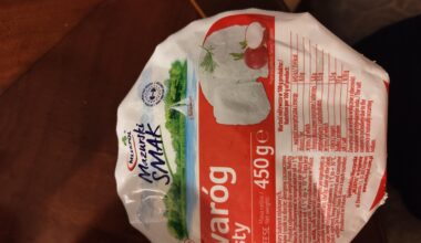 I buy Polish twaróg every week in Sweden. But what is this vegetable next to the image on the packaging? Do you actually eat it like that?