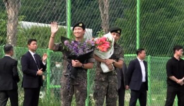 Des fans en pleurs accueillent les membres du groupe BTS à la fin de leur service militaire