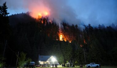 Wildfire threatens Squamish, B.C., as Environment Canada warns of more fires this summer