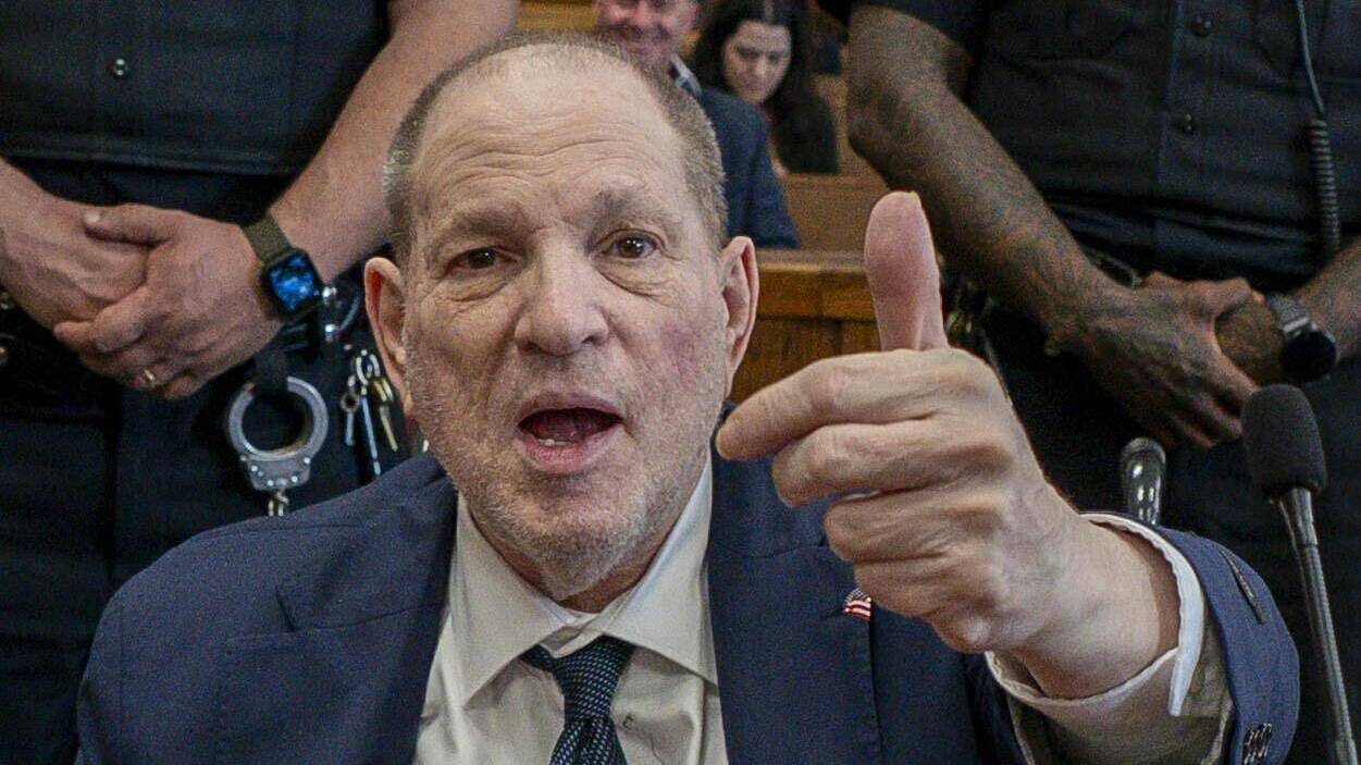 A New York, Harvey Weinstein est à nouveau déclaré coupable d’agression sexuelle