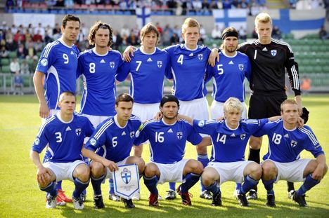 Suomen U21-avausmiehistö Saksaa vastaan pelatussa EM-alkulohko-ottelussa 18. kesäkuuta 2009: Berat Sadik (ylh. vas.), Mehmet Hetemaj, Kasper Hämäläinen, Jonas Portin, Tuomo Turunen ja Anssi Jaakkola sekä Jukka Raitala (alh. vas.), kapteeni Tim Sparv, Perparim Hetemaj, Joni Aho ja Jussi Vasara. Yksi vaihtomiehistä oli tuolloin 19-vuotias Teemu Pukki (seura Sevilla).