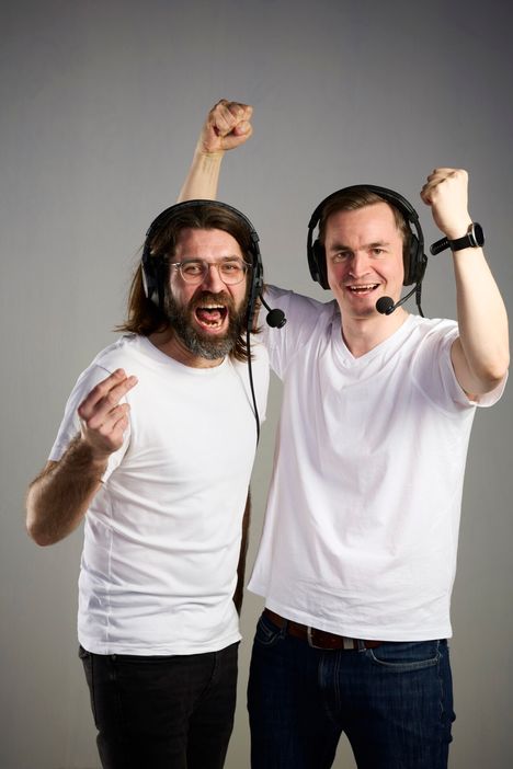 Suomen alkulohkon ottelut selostavat Kim Kallström (vas.) ja Velja Engström.