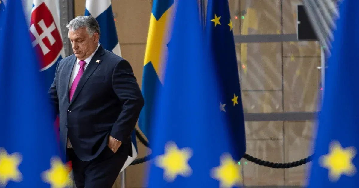 Hungarian economy in horse-drawn carriage while others driving in cars