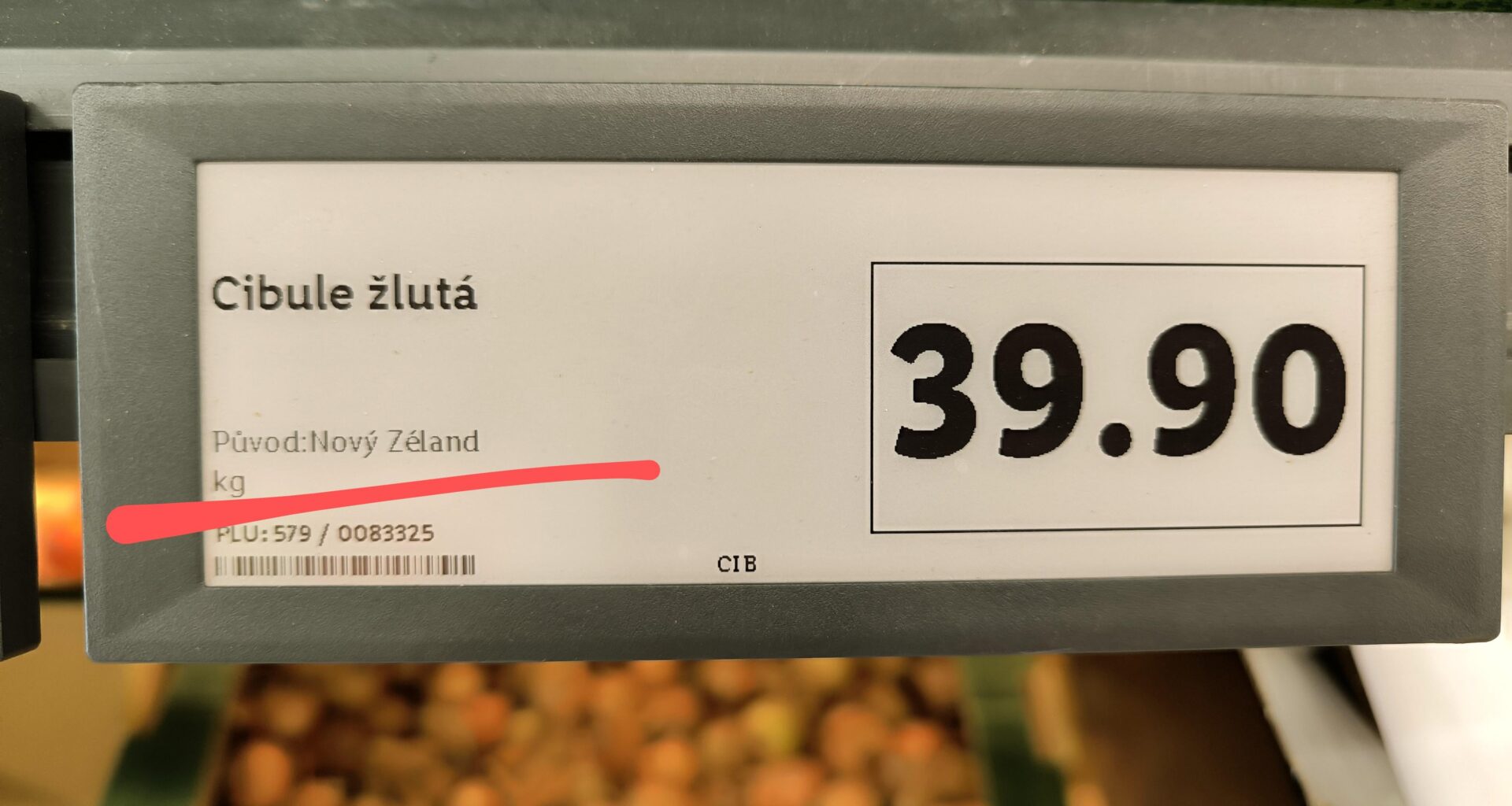 Ten pocit, kdy si uvědomíš, že kupuješ cibuli, která procestovala více než ty za posledních X let.