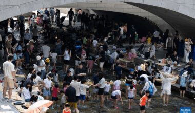 People in Seoul cool themselves off at Cheonggye stream-Xinhua