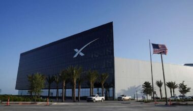 White House reviews SpaceX contracts as Trump-Musk feud simmers, sources say