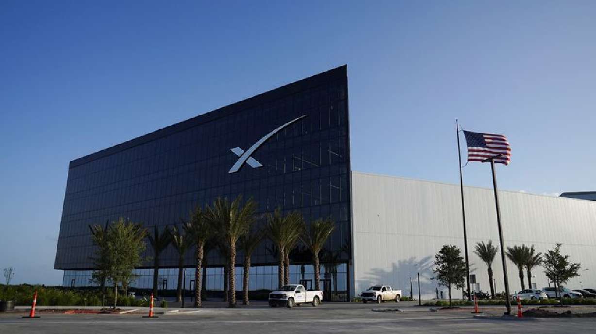 White House reviews SpaceX contracts as Trump-Musk feud simmers, sources say