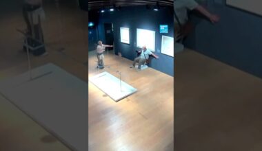 🇮🇹Italy: A tourist sits on an artwork and breaks it 🪑• FRANCE 24 English