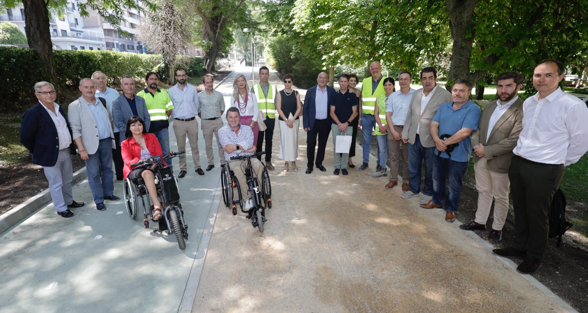 El alcalde inaugura el nuevo carril bici de Isabel La Católica, con la consiguiente mejora para el tráfico rodado en la calzada al devolver los dos carriles de circulación