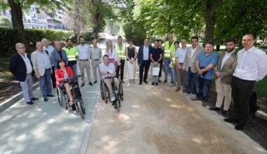 El alcalde inaugura el nuevo carril bici de Isabel La Católica, con la consiguiente mejora para el tráfico rodado en la calzada al devolver los dos carriles de circulación