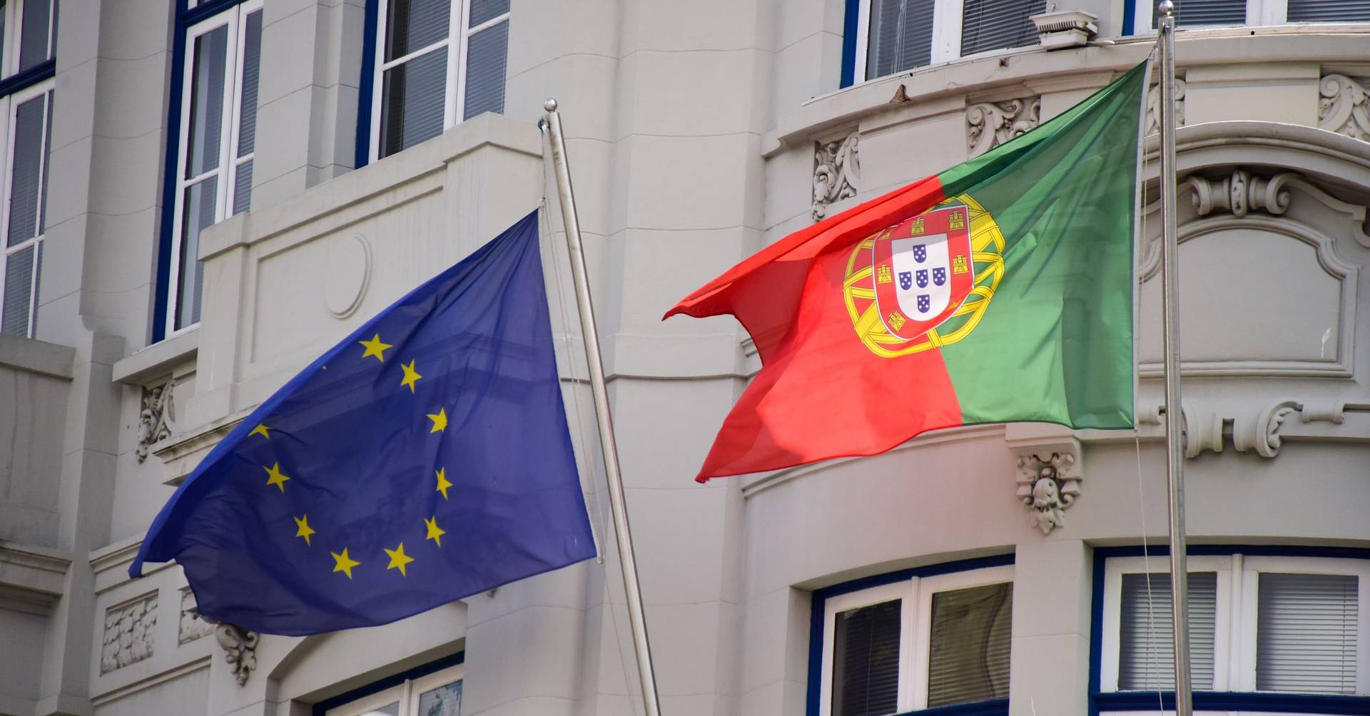 Comissão Europeia pede que Portugal cumpra lei da UE sobre atrasos de pagamento