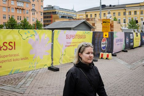 Riikka Aarikka kulkee terassin ohi mennessään töihin. Hänestä terassilla oli mukavaa viettää aikaa perheen kanssa.