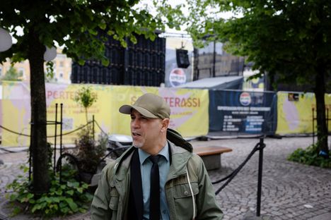 Razik Hassan on nauttinut terassin kahvitarjonnasta, ja on huomannut siellä käyvän paljon väkeä.