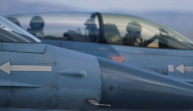 F-16M da Força Aérea escoltam avião após ameaça de bomba