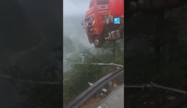🚛 #Chine : un camion suspendu dans le vide après l'effondrement d'un pont • FRANCE 24