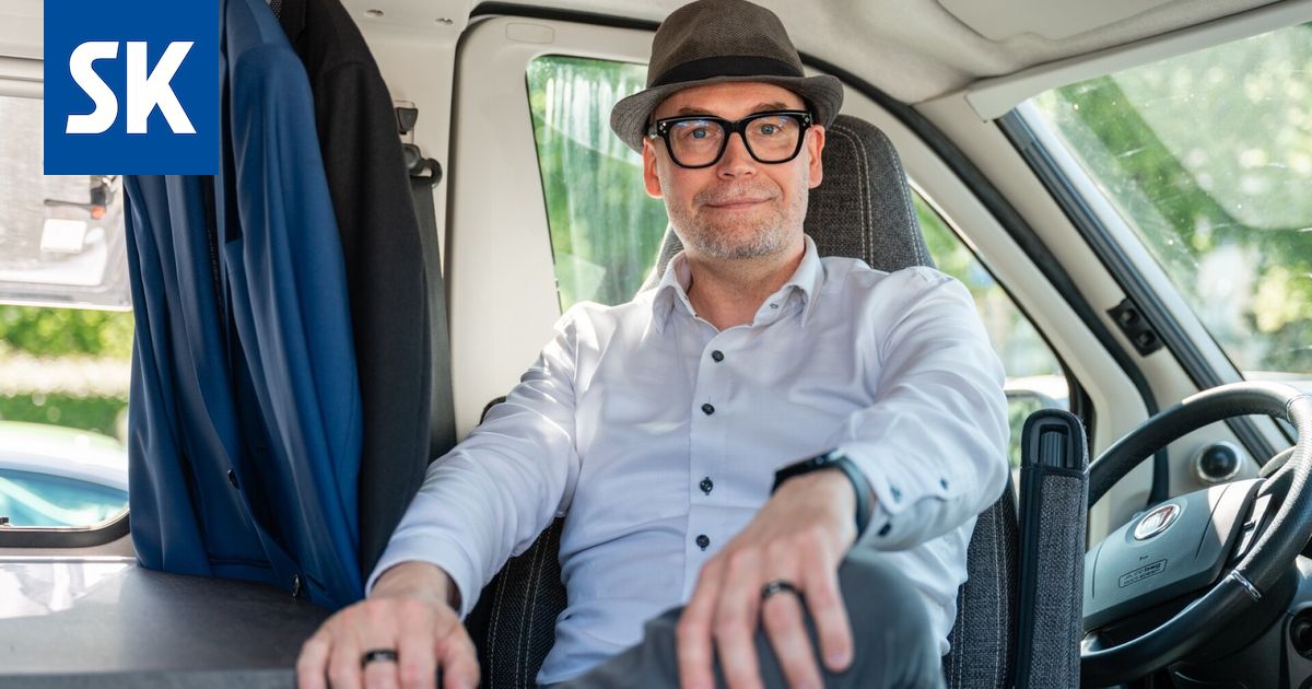 Juha Viitala on areenalla yhdistetyssä toimistossa, hotellissa ja keittiössä
