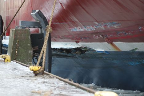 Törmäyksestä jäi jälkiä myös Viking Gabriellan keulaan.
