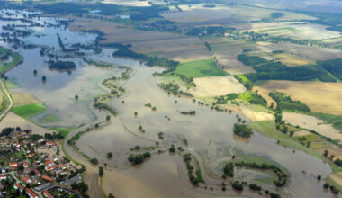 AI-assisted early warning for extreme weather impacts