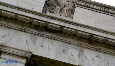 Fed says banks can withstand economic downturn, clears way for dividend hikes