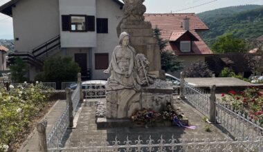 Spomenik Ante Starčeviću, i Hrvatskoj (predstavljena kao umorna žena s lijeve strane) iza Šestinske Crkve u Zagrebu