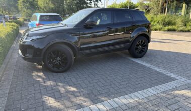 En dan bedenk je ineens dat de persoon die de auto zo geparkeerd heeft, ondanks de overduidelijke verstandelijke beperking, ook wettelijk mag gaan stemmen. Ter verduidelijking, plek zat op de parking, auto op de andere plek stond er al. Waarom denkt die persoon dat dit een goed idee is?