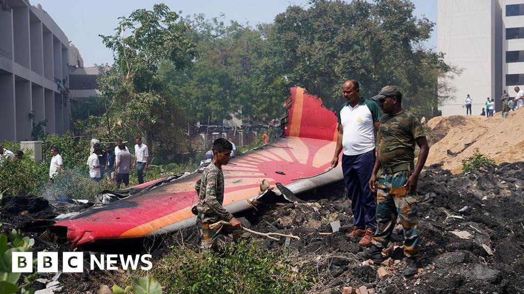 India begins downloading data from recorders of crashed Dreamliner
