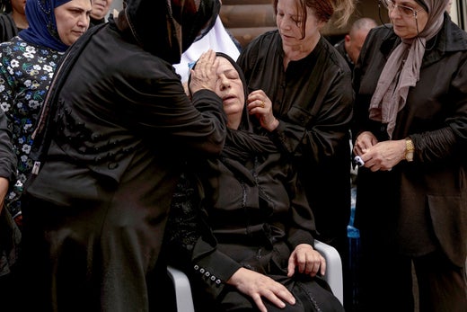 Samia, mamma till den äldre Manar Khatib, sörjer sin dotter och sina barnbarn.