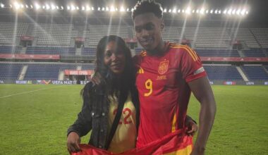Samu con su madre,  Edith Aghehowa, el día de su debuta con la absoluta