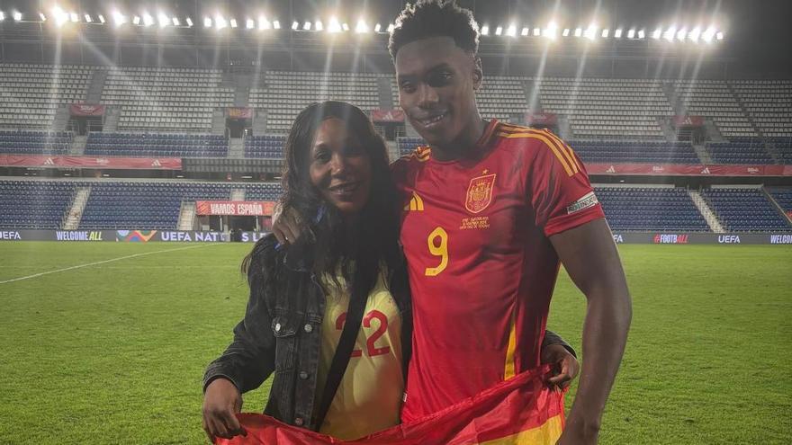 Samu con su madre,  Edith Aghehowa, el día de su debuta con la absoluta