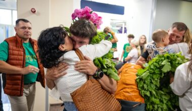 Grįžusį Aurimą Valujavičių sutikusi mama: žiauru žiūrėti buvo, verkiau