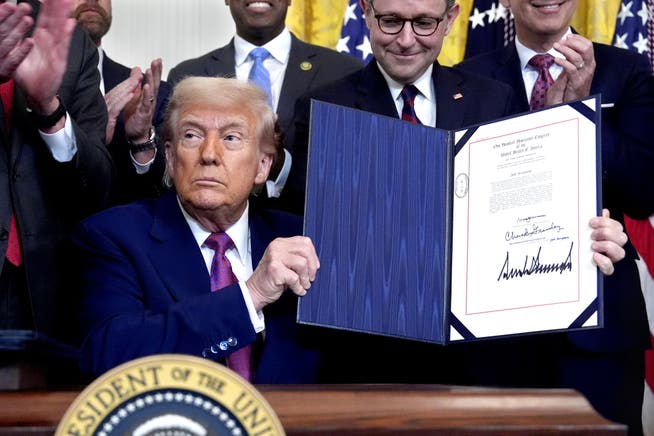Donald Trump mit einer frisch unterschriebenen Verordnung.