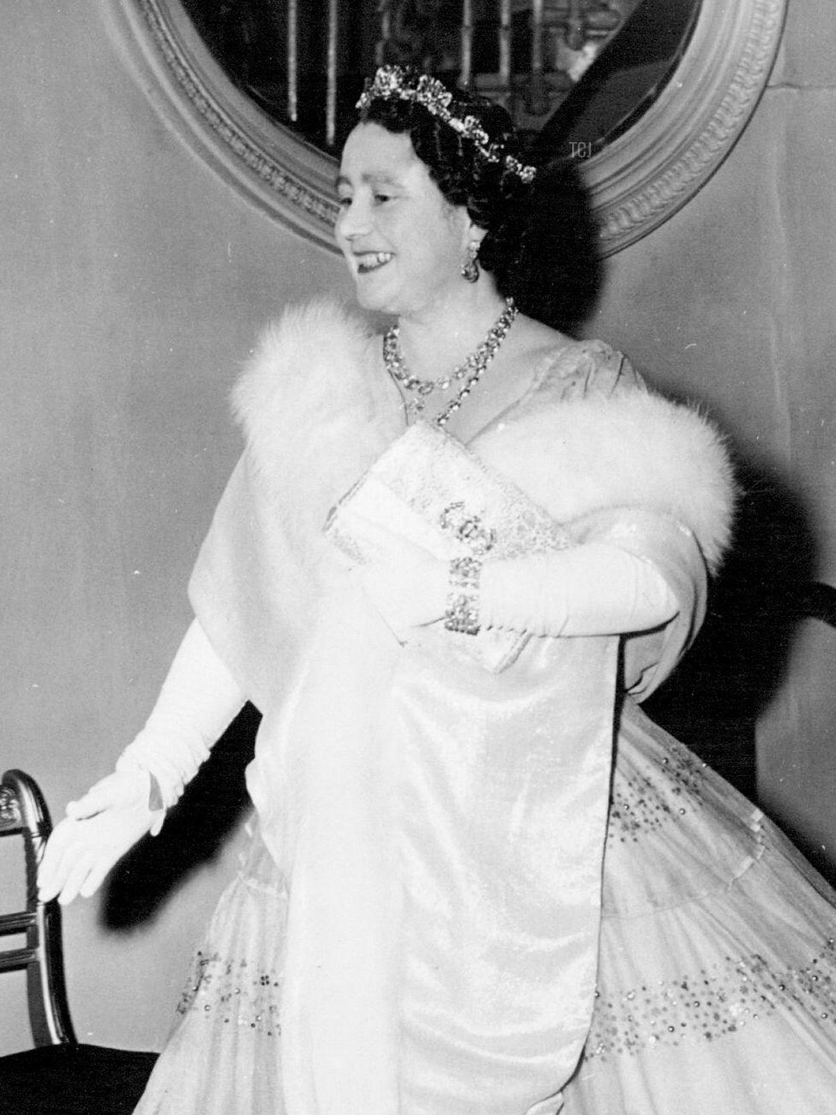 Queen Elizabeth arrives at the Royal Opera House, Covent Garden for a gala performance of Frederick Ashton's new ballet, Tiresias, July 1951 (SuperStock/Alamy)