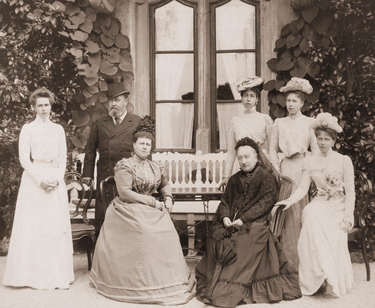 The Grand Ducal Family of Saxe-Coburg and Gotha, photographed on Princess Beatrice's confirmation day, August 1899 (Süddeutsche Zeitung Photo/Alamy)