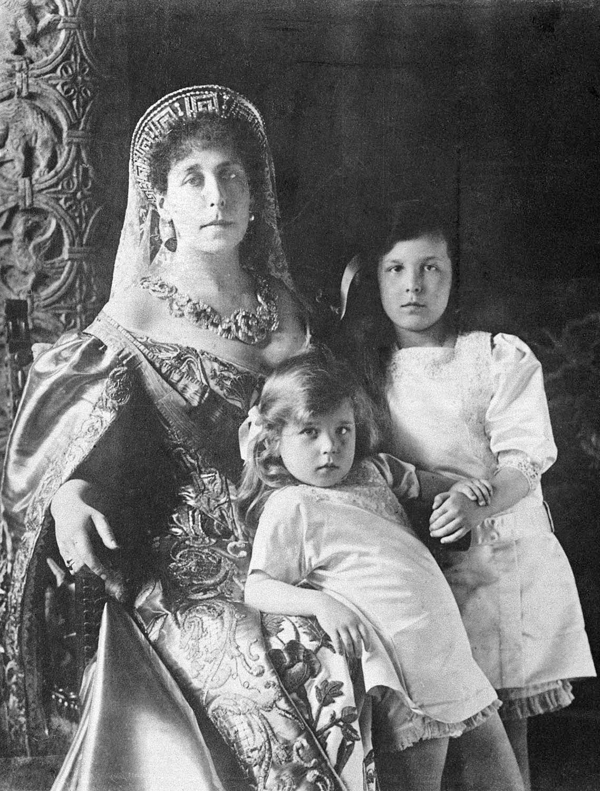 Grand Duchess Victoria Feodorovna of Russia with her daughters, Princess Maria and Princess Kira, ca. 1913 (Royal Collection Trust)